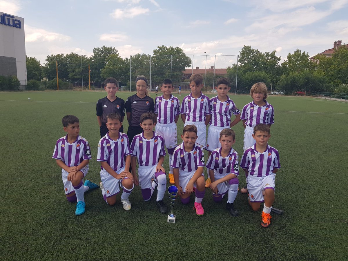 🏆VII Edición Trofeo de Fútbol Alevín U.D. Sur - Ciudad de Valladolid 🏆
El San Viator se impone en los penaltis al @rvcantera y es el vencedor de esta VII edición. Nos acompañó en la entrega del título la Concejala de Deportes @maytemartinez800 a la que agradecemos su presencia.