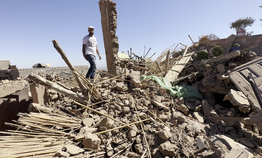 48 horas después del #terremoto las familias sacan a sus seres queridos de los escombros con sus manos. No llegan ayuda ni equipos de rescate a aldeas como #Tafghatte 
Rabia, impotencia y enfado entre los supervivientes