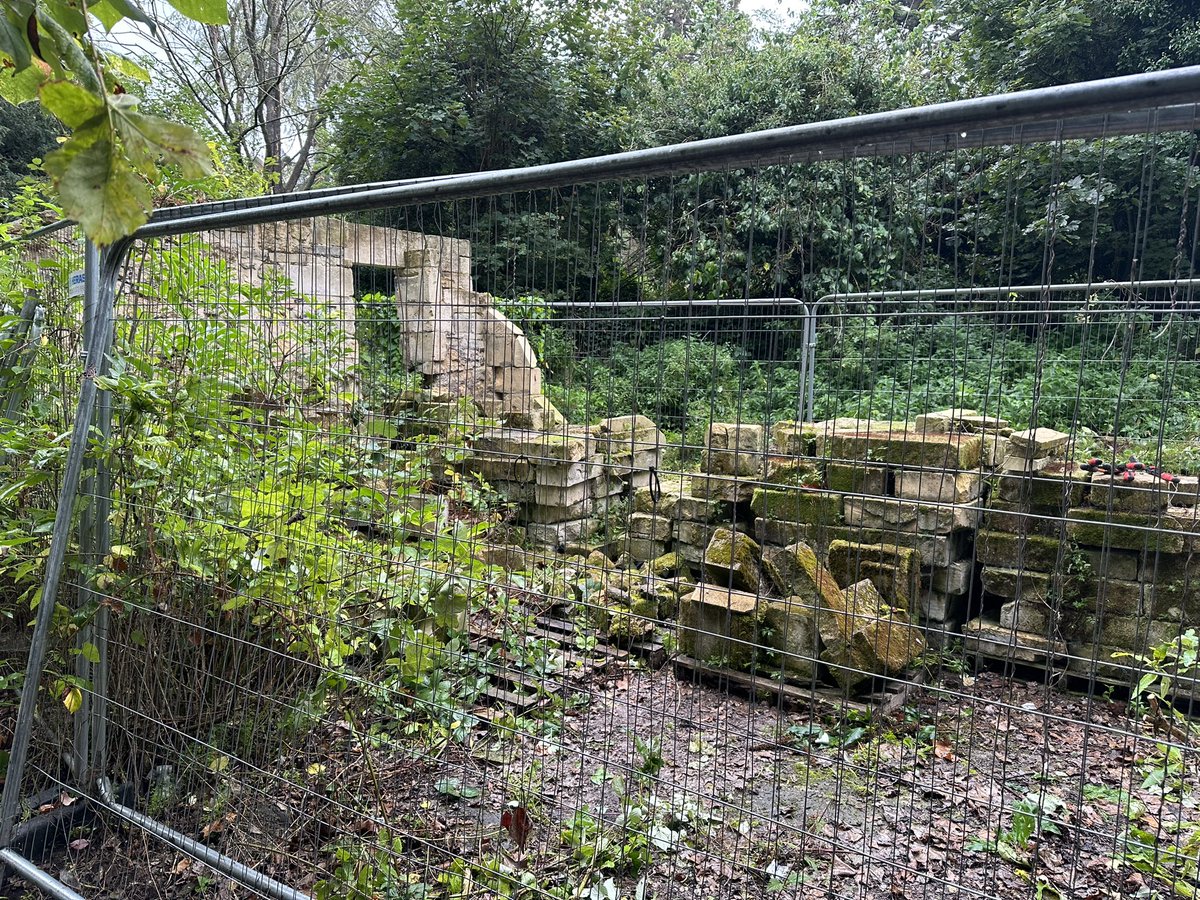 Thanks to the quite remarkable efforts of our volunteer gardeners the overgrown Supper Box has been cleared of all rubbish and debris. Amazing work!👏
#fosydneygardens #visitbath #bathmums #bathnesparks #bathwick #bathparks #holburnemuseum
