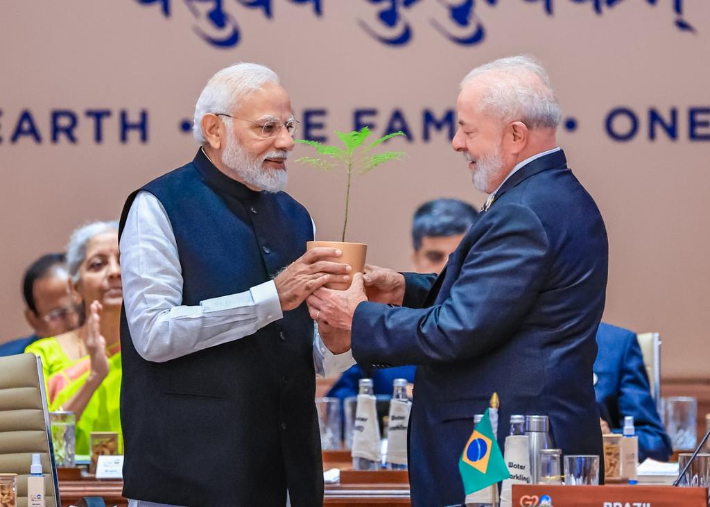 randolfeap's tweet image. "Se quisermos fazer a diferença, temos que colocar a redução das desigualdades no centro da agenda internacional". Certíssimo, presidente @LulaOficial! O Brasil recebeu hoje a presidência do G20 pela 1ª vez, e vai liderar o mundo no combate à desigualdade! Pra isso eu fiz o L!