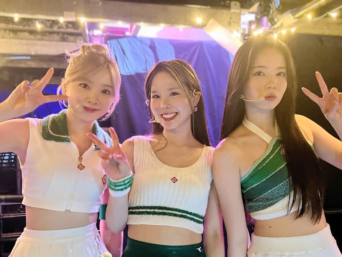 WithUNiziU27's tweet photo. ユニット曲で個人的にLOVE_YOURSELFの振り付けがめちゃくちゃが好き🫰💗
#MAKO🧡
#AYAKA 🤍
#MIIHI 🩷
#LOVE_YOURSELF 
#NiziU #WithU https://t.co/GzrdtTL5Gu