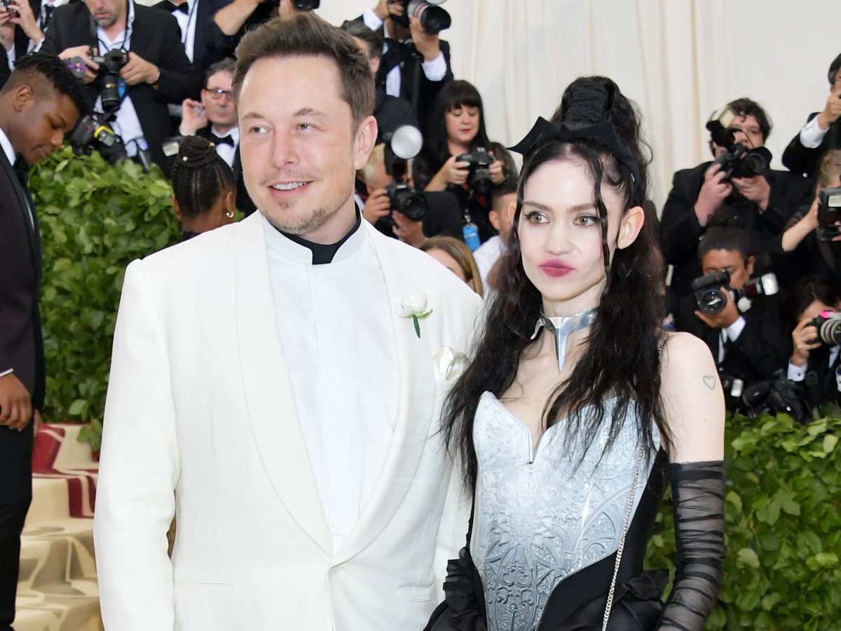 🇺🇸 FLASH - Elon Musk et son ex-compagne Grimes viennent d'accueillir leur troisième enfant, un garçon prénommé Techno Mechanicus. Avec cette naissance, Elon Musk agrandit encore sa grande famille, étant désormais le père de 11 enfants issus de relations avec trois femmes