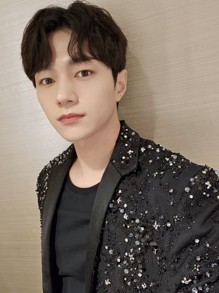 KIM MYUNGSOO(L) tweet media