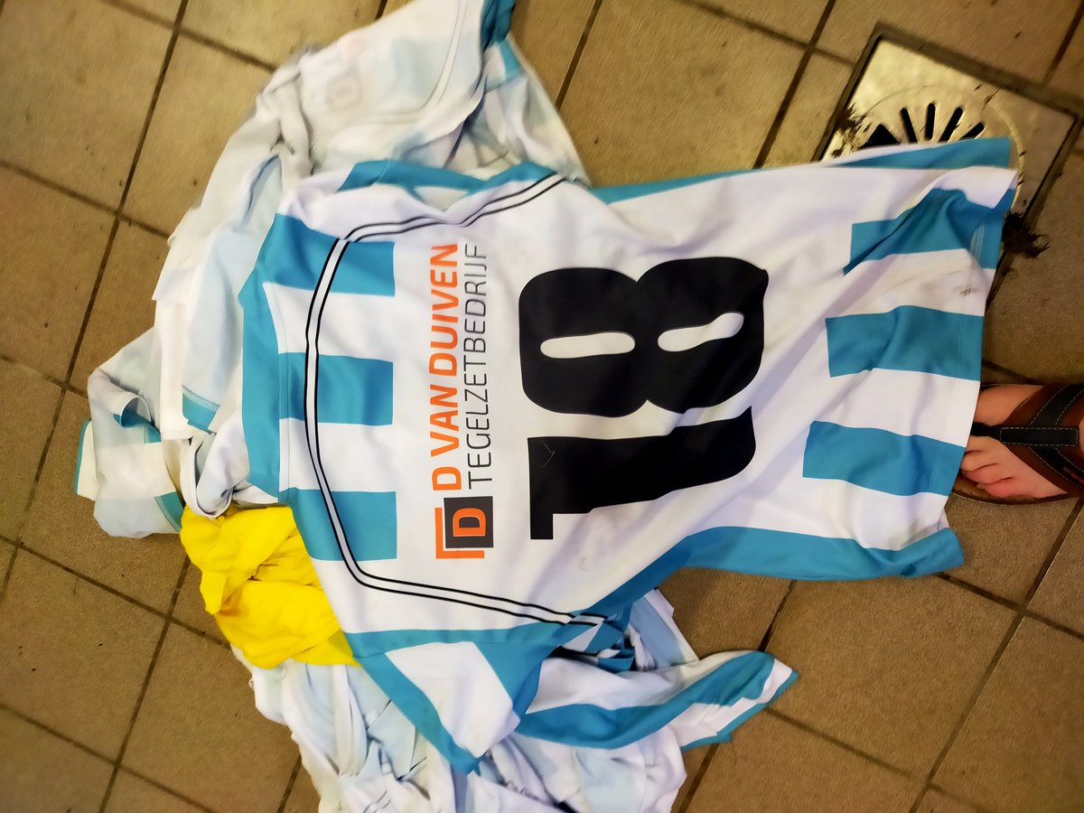 Hoe is dit mogelijk.... Speel je op zaterdag een wedstrijd, liggen de shirts op zondag nog in de kleedkamer... Succes volgende week <a href="/Juventa12Fans/">Juventa’12</a>