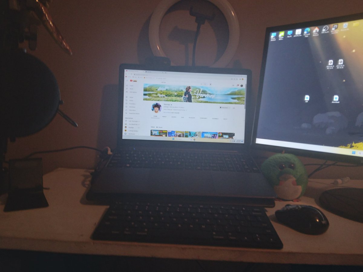 Dagonflyy's tweet photo. @Vermaxtv I have a anker keyboard $10 logi m325 mouse $10 75 hz Samsung 27 inches $75 micphone mono $50 ring lite $10 phone stand $5 logi Webcam $25 laptop 60 hz processor intelR celeron n4020 cpu 1.10gz 1.0 ghz installed ram 6.0 gb 5.82 gb usable 
Its crazy how you went from 50 to 500 thx https://t.co/sOnKmKN8en