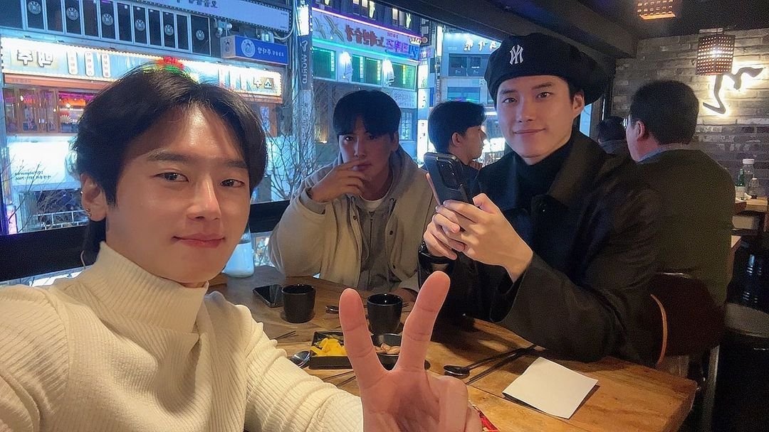 Lambda_YW's tweet photo. INSTAGRAM | 22.03.23
> Beta/Gamma

Beta et Gamma ont postés une photo de leurs réunion à 3 !!! 🤩 

《Nous sommes AlphaBAT 》
______________
#AlphaBAT #알파벳 
#람다 #Lambda https://t.co/0bIz7KxgEN