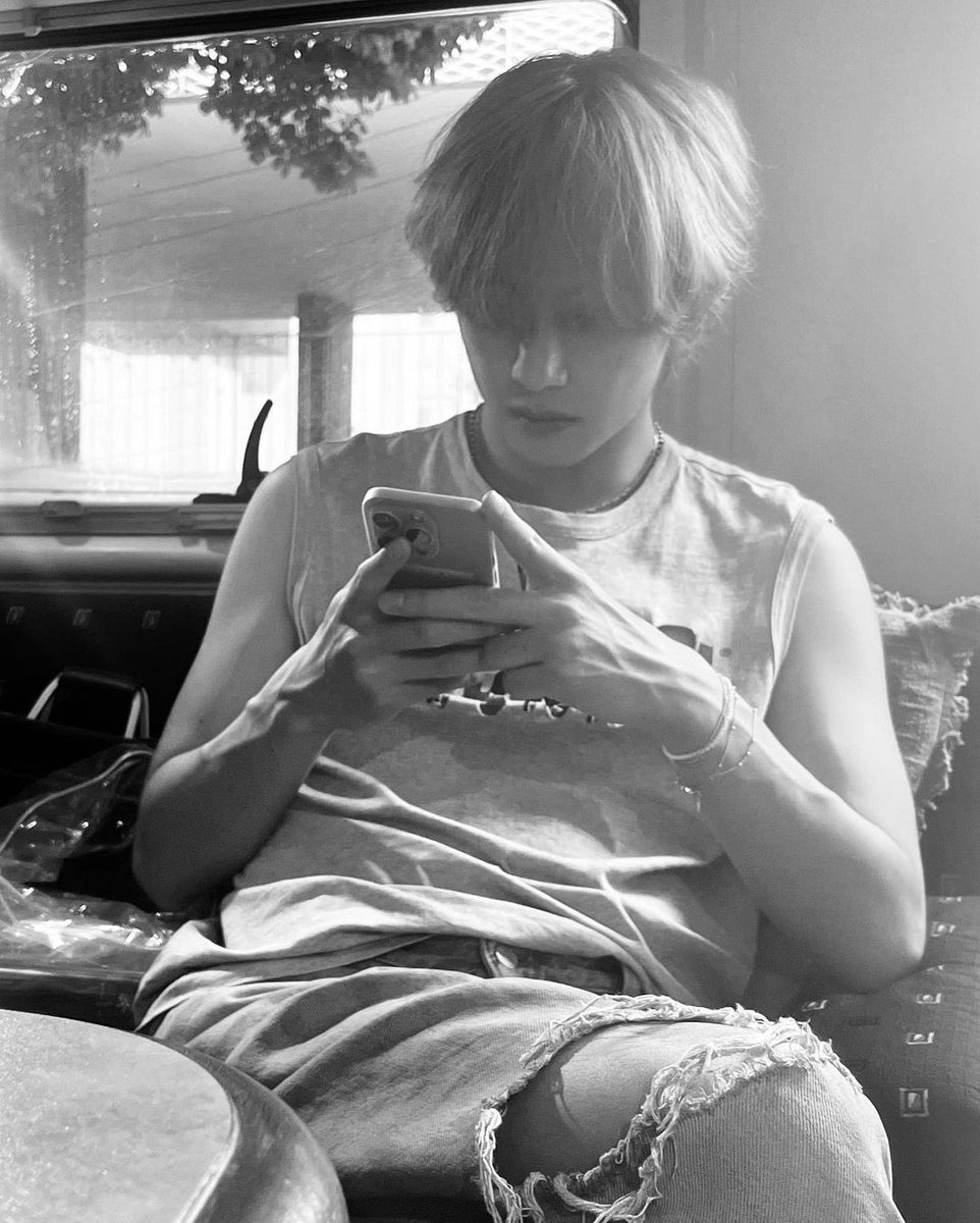 TellierCline21's tweet photo. Behind the scene de Slow Dancing de V @BTS_twt @bts_bighit #SlowDancing_V #SlowDancingOutNow #BTS_V #KimTaehyung https://t.co/obd5ed8h0W