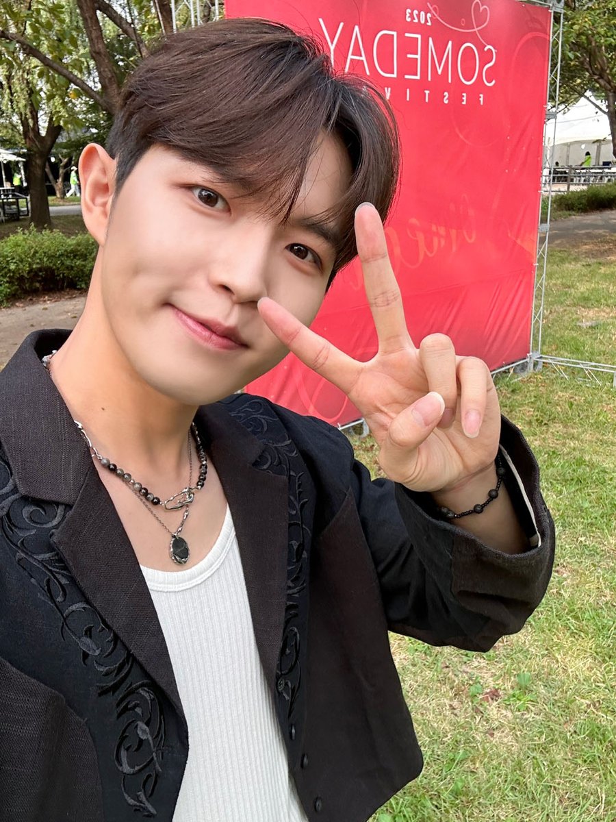 [#째니의발자국🐾]

#SomedayFestival2023 
썸데이... 김재환... 윈드... 성공적...

째니 목소리와 함께라면
여기가 바로 바다... 하늘... 
어디든 갈 수 있어 ✨️

윈드의 큰 응원 덕분에
째니도 신나게 공연 완료! 🫶

#김재환 #KIMJAEHWAN