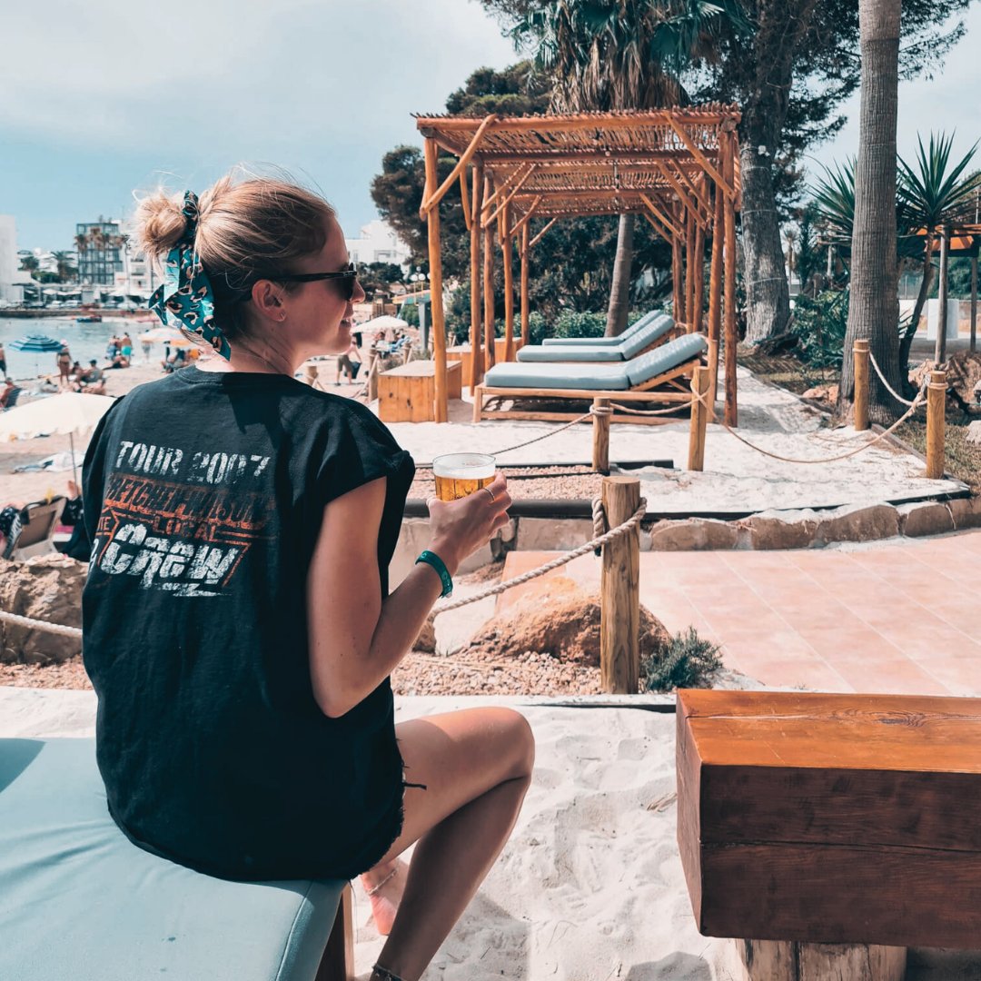 Ready to rock that beachy boho look? Tap into the charm of vintage and shop second-hand this season. Don't miss out – snag your oversized tee today! 🛍️✨

#LateSummerStyle #BeachyVibes #SustainableFashion #VintageChic #SecondHandTreasures #VintageRecovery