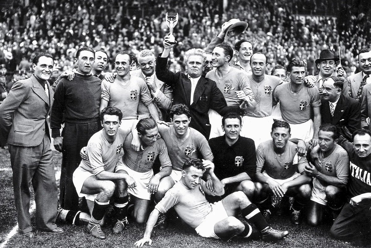 JuventinoMC's tweet photo. List of championships Italy have won in their history and their captains at the time:
🌎🏆 1934 World Cup: Gianpiero Combi
🌎🏆 1982 World Cup: Dino Zoff
🌎🏆 2006 World Cup: Fabio Cannavaro
🇪🇺🏆2020 Euros: Giorgio Chiellini
What do all these players have in common? Juventus ⚫️⚪️ https://t.co/UVE3Uh6Q4B