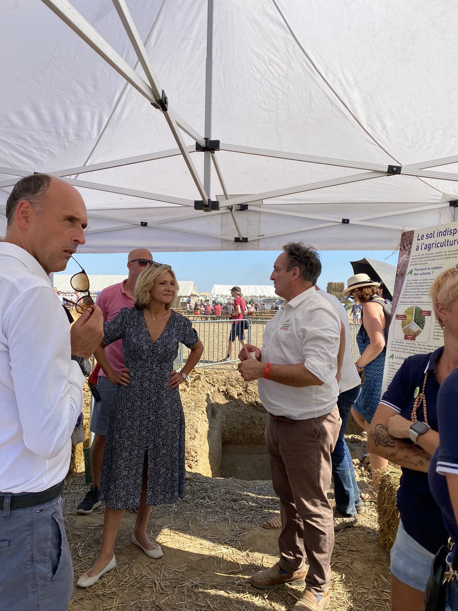 CAIDF's tweet photo. [@Festival77 ] 🔴 En direct : l’inauguration du Festival a commencé par un tour des #OPA

👉Un passage par le stand technique de la #CARID où le #Farmdroid est en démonstration 

#festivaldelaterre @GUEHERVILLE @iledefrance @vpecresse @VLacroute @AgriAvenir https://t.co/QTxdXKpswg