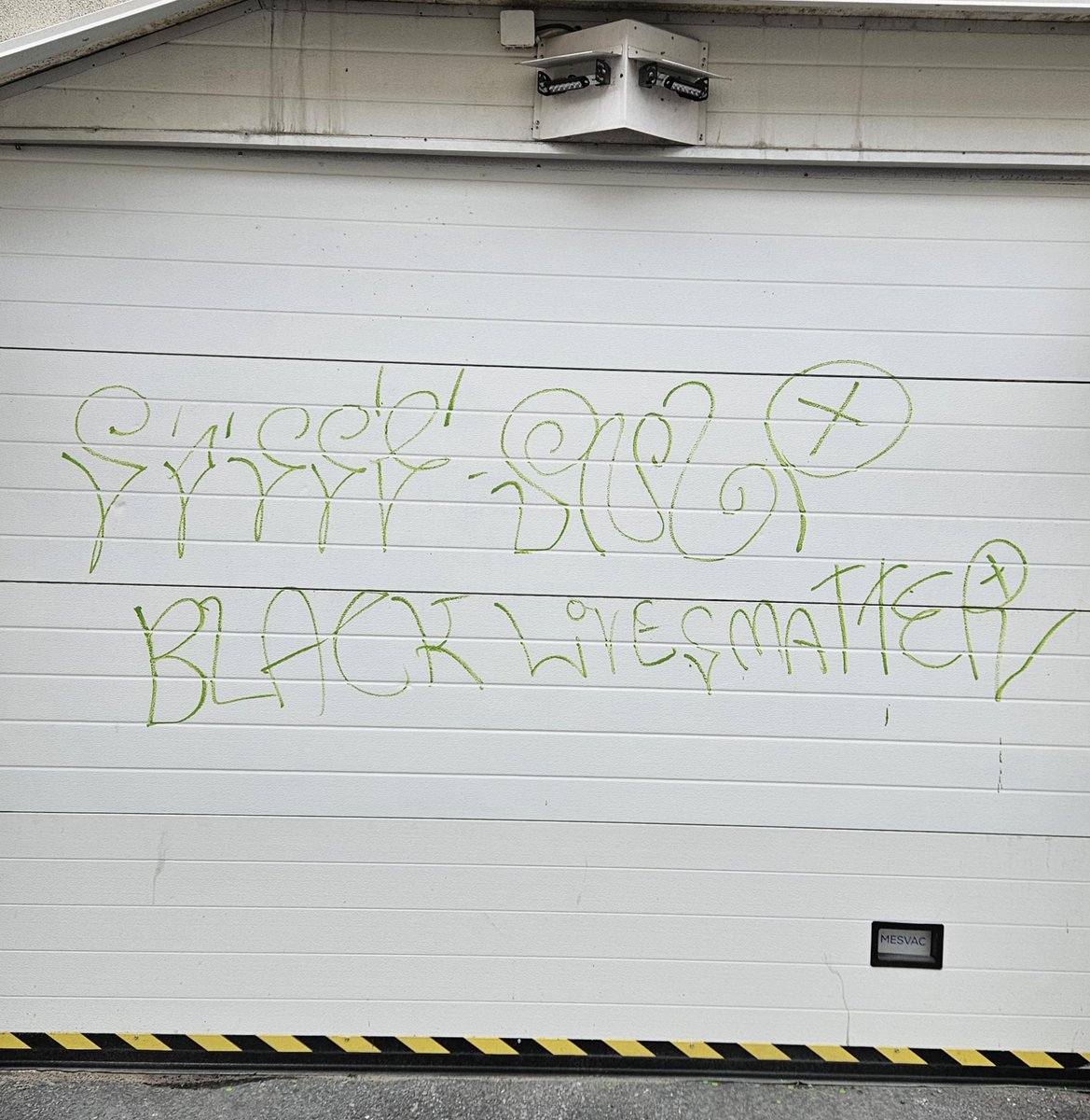 Ilkivalta on ilkivaltaa. Vaikka haluttaisiin toimia jonkun mahdollisesti yleisesti hyväksytyn asian puolesta. Se ei kuitenkaan oikeuta kenenkään omaisuuden sotkemiseen. Asiakin kääntyy päälaelleen. Ajattelematonta ja typerää. Kuva Oulun keskustasta tänään. Voi voi.