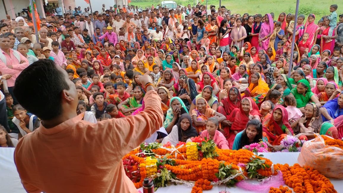 सगमा में विकास के समर्थन में जनशैलाब ..

चिरपरिचित मकरी से चैनपुर उत्तरप्रदेश सीमा तक कालीकरण पथ शिलान्यास गाँव के ही बुजुर्ग गर्जियन के हाथ से सम्पन्न करा कर अपने हज़ारो जनता से किया हुआ वादा को पूरा किया .. आज तक उक्त गाँव में सड़क नहीं होने से कितनी कठिनाई होती होगी आप समझ