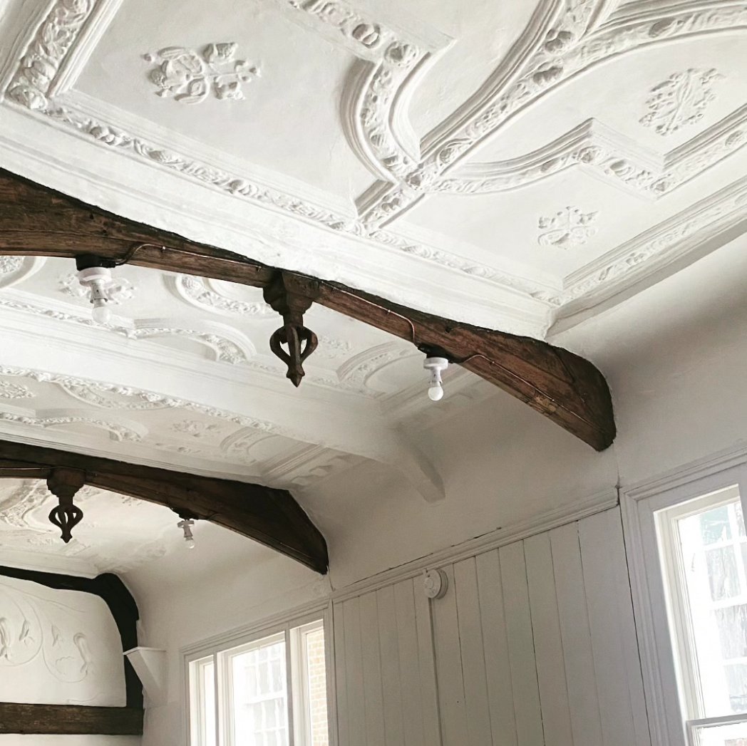 GlosCivicTrust's tweet photo. For those who perhaps missed out on getting into the former Meeks on Westgate Street @CathedralQGlos Here's a few snaps of the fantastic 16th century ceiling and wall plaster!
Cooorrrr......
#Gloucestercivictrust #Gloucester #HeritageOpenDays #HODs #creativity #sixteenthcentury https://t.co/GJVcZysQA3