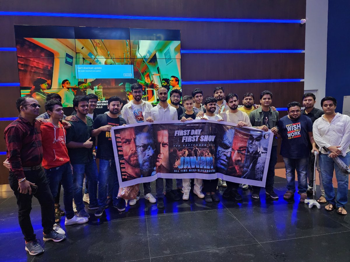 SRKUniverse's tweet photo. Love for Jawan just keeps pouring in😍⚡ Our #Thane team celebrated MEGA BLOCKBUSTER #Jawan by watching it with KING'S Jabra FANs❤️🔥

@iamsrk @Atlee_dir @RedChilliesEnt
#Jawan #JawanBlockBuster #JawanCreatesHistory https://t.co/3FYNurycDq
