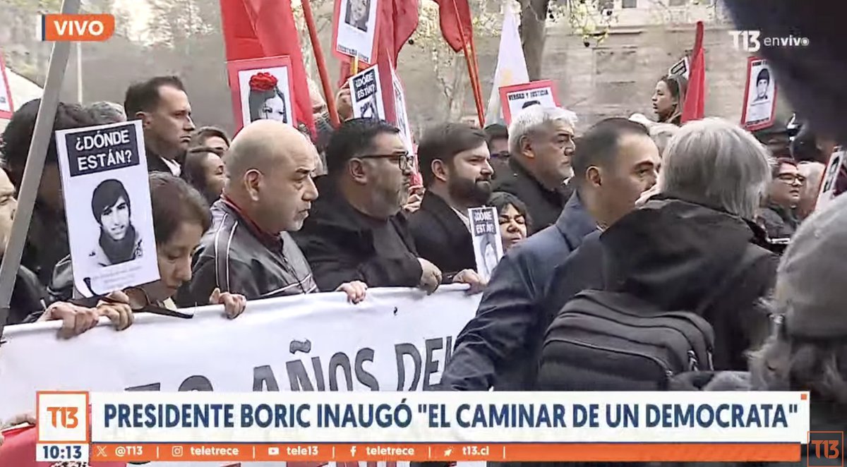 🔴 De forma inédita, el Presidente <a href="/GabrielBoric/">Gabriel Boric Font</a> sale de La Moneda y se une a marcha de familiares de Detenidos Desaparecidos en La Alameda. (<a href="/T13/">T13</a>)