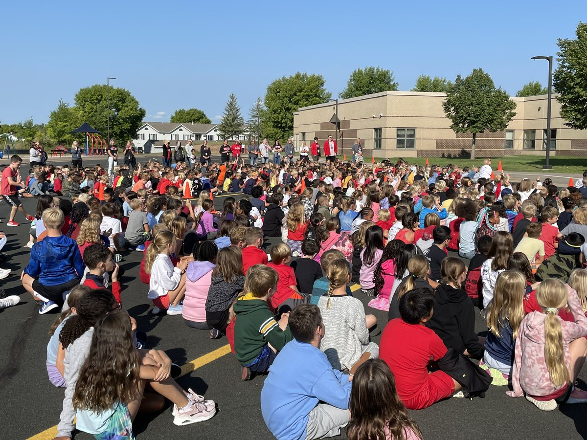 BWPrincipal279's tweet photo. Welcome Back Assembly 2023

It was a beautiful day to gather all the Basswood Bulldogs. Big fun for the whole school!

#wearebasswood! https://t.co/LbAozlXm3Y