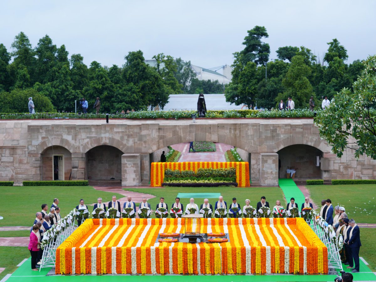 rashtrapitaa's tweet photo. कभी ब्रिटेन के प्रधानमंत्री चर्चिल ने महात्मा गांधी को 'अर्धनग्न फकीर' और न जाने कितने अपमानजनक शब्द कहा था। 

आज उसी चर्चिल के देश में उसकी प्रतिमाएं तोड़ी जाती हैं और गांधी की समाधि पर ब्रिटेन के प्रधानमंत्री सहित विश्व के 21 देशों के राष्ट्रध्यक्ष नंगे पैर दंडवत हैं। #Rajghat https://t.co/x0eaPMl6m6