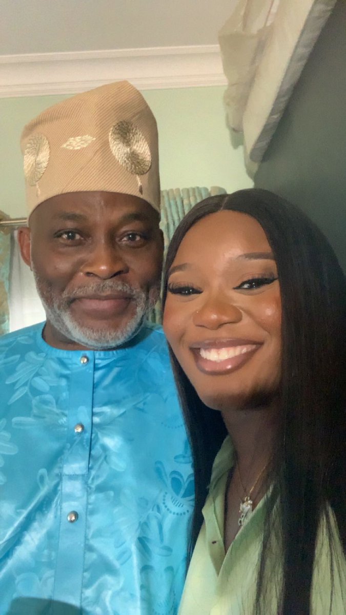 ruchienaa's tweet photo. @digispikex @ifeanyiwilson_ Guy I wan smile die this day! Yes he’s a jovial man and his voice is as calming as it is on tv🥺😭 https://t.co/cvPNzGBGpO