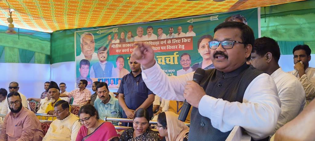 Mujahidoffici's tweet photo. बहादुरगंज : भाटाबारी पंचायत अंतर्गत बांसबाड़ी हाट कर्बला मैदान में कर्पुरी चर्चा में अपनी बातों को रखे।  @CMBiharNK @Jduonline @UmeshSinghJDU @LalanSingh_1 https://t.co/oQmzJpWGPf
