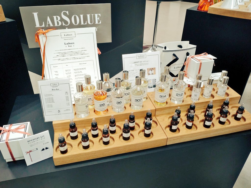 taenosuke's tweet photo. 最早実家の如き安心感のLabSolueブース。
他のブランドと比べると圧倒的に香り方が優しい。
ぐるぐる会場内のブースを回ったけど結局ここに帰ってきてしまいました、ただいま実家←
スタッフさんの相談のしやすさもLabSolueの好きポイント。
#藤崎百貨店
#KAORILOVER
#LabSolue https://t.co/9YyHX8oluu