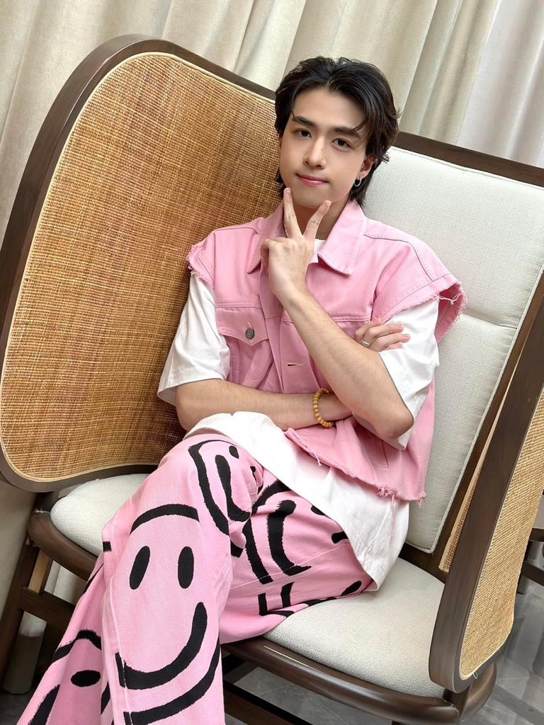 VictorsSaturn's tweet image. ขอบคุณ Central Village ที่ชวนพวกเรามามอบความสุขและความสนุกให้กับทุกคนในวันนี้

รวมถึงกำลังใจจากหน้างานและทางบ้านที่ส่งมาให้พวกเราด้วยนะครับ

#4thCentralVillagexPROXIEth
#PROXIEth 
#PROXIEVictor