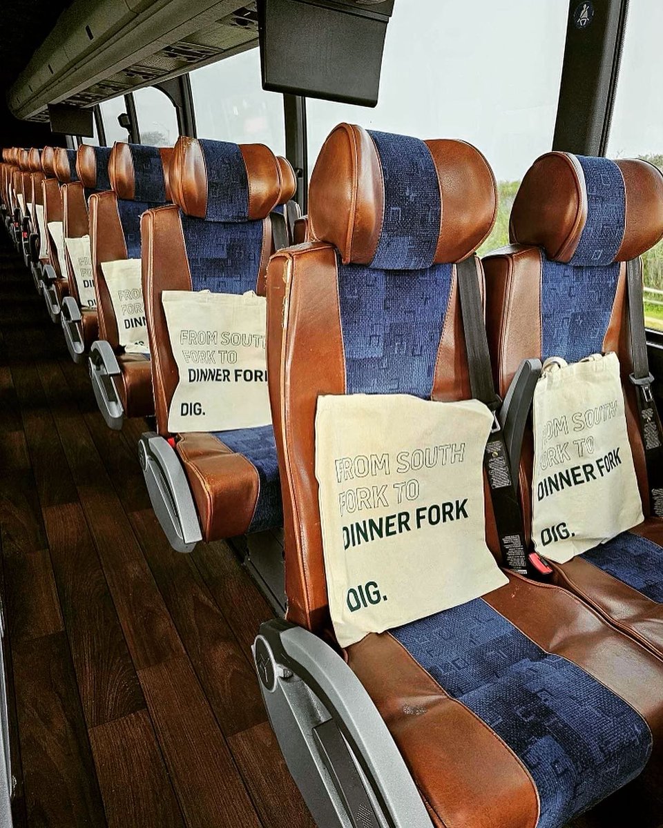 HamptonJitney's tweet image. Giveaways on board today courtesy of DIG!

Jump off the bus and jump start the week with real food! Flash the promo card to pick up a FREE DIG DINNER BOX after your trip. Download the app and order ahead! 

South Fork to Dinner Fork! #DIG #DIGInn #DinnerIsServed #DIGDinnerBox