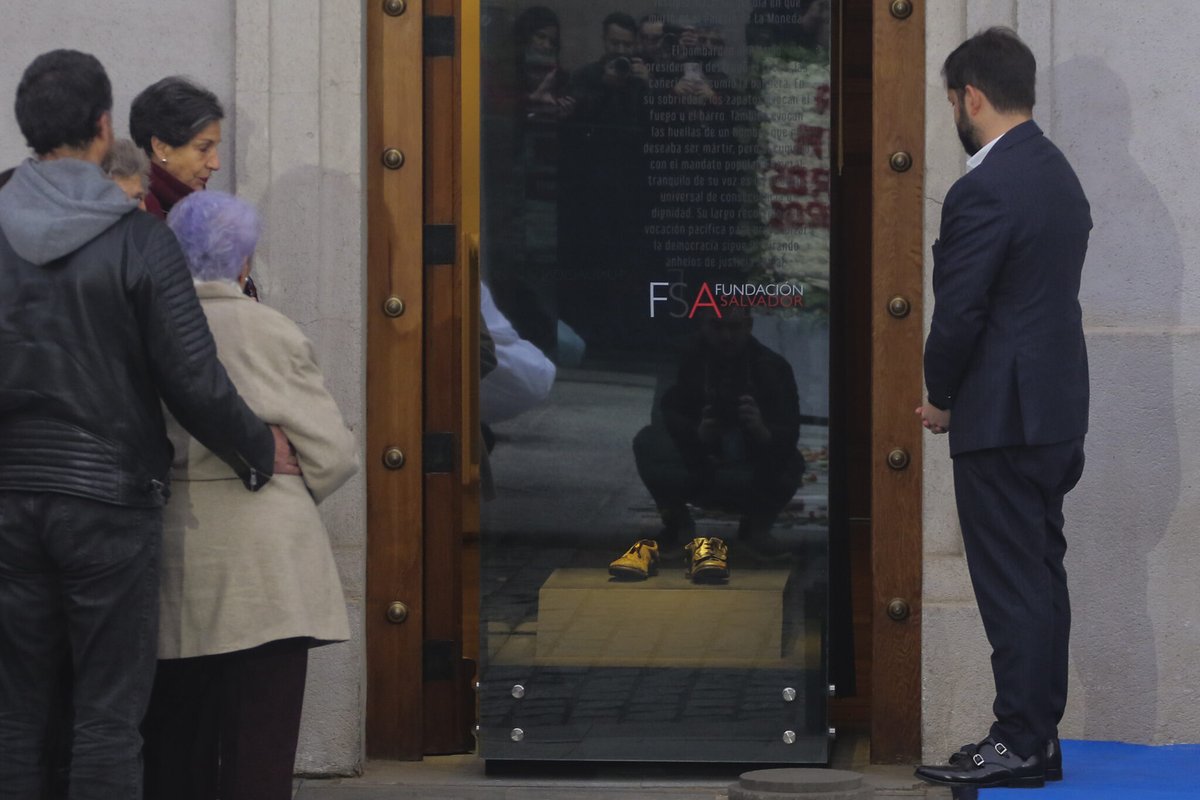 🔴 El Presidente <a href="/GabrielBoric/">Gabriel Boric Font</a> inauguró "El caminar de un demócrata" en la puerta de ingreso a La Moneda ubicada en Morandé 80. 

La exhibición estará montada hasta el 30 de septiembre en el Palacio de Gobierno. En la muestra se exponen en una vitrina, a modo de memorial, los