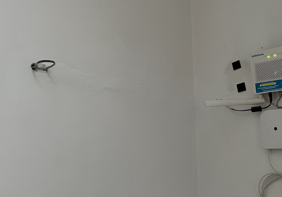 droogadulce's tweet photo. Compramos una red mesh para ponerla en la casa, pero había un problema. Hicieron una cosa bien rara para poner el módem en las escaleras y el cable de la corriente lo pasaron por un hoyito del muro. Además de que taparon los cables con yeso 🙃🥲 no no no https://t.co/BAQbKEaTZ0