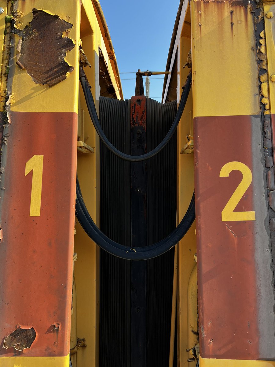 JormazabalF's tweet image. Hoy por fin he podido visitar en #Castejón el #Platanito o #Electrotrén #Basculante serie 443 de @Renfe que era un prototipo que llegó a estar en servicio entre Madrid Albacete y Madrid Jaén y como tren turístico a Ávila y Sigüenza. Alcanzaba los 200 km/h y durante años tuvo el