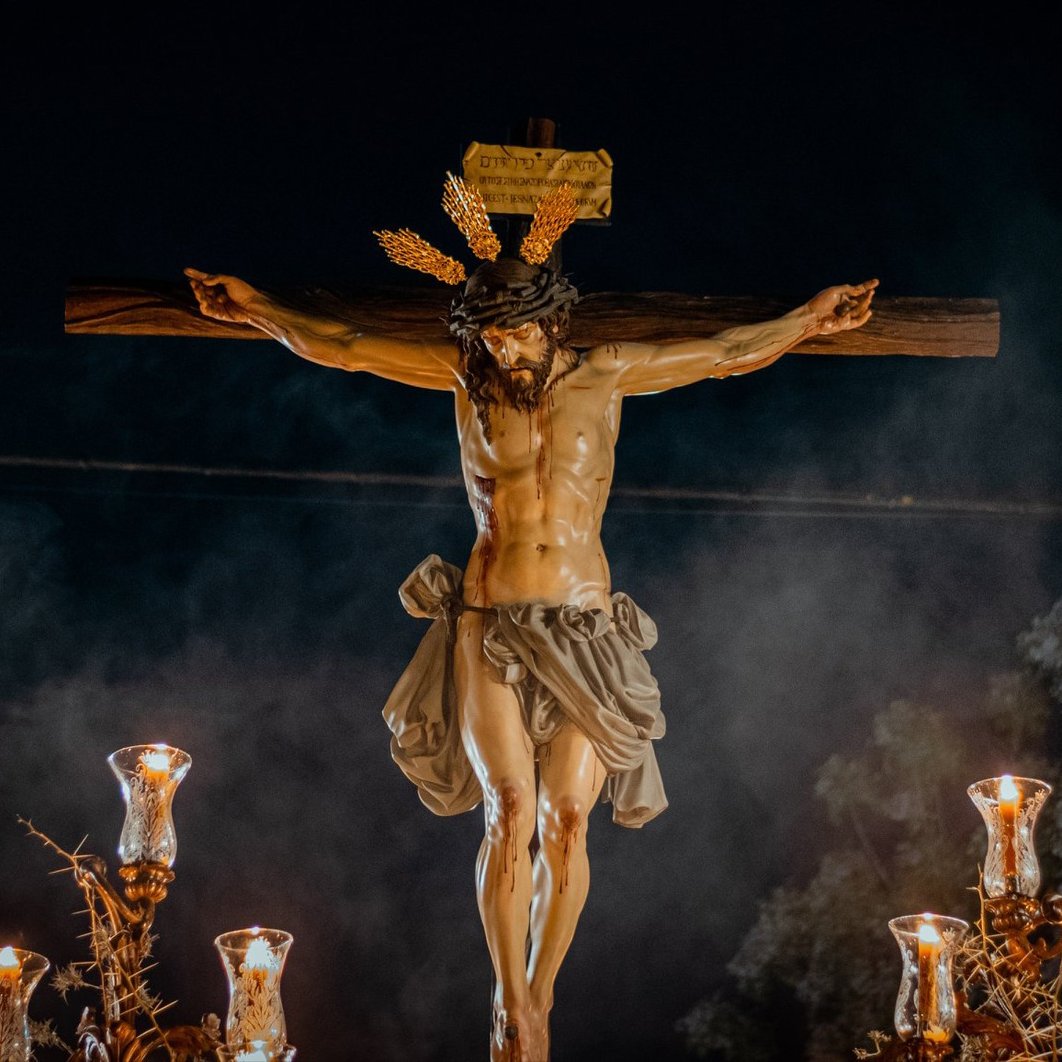 Señor sigue repartiendo desde la Cruz Salud.

📸: Eliot Torres

#BorriquitaChiclana
#santocrucifijodelasalud