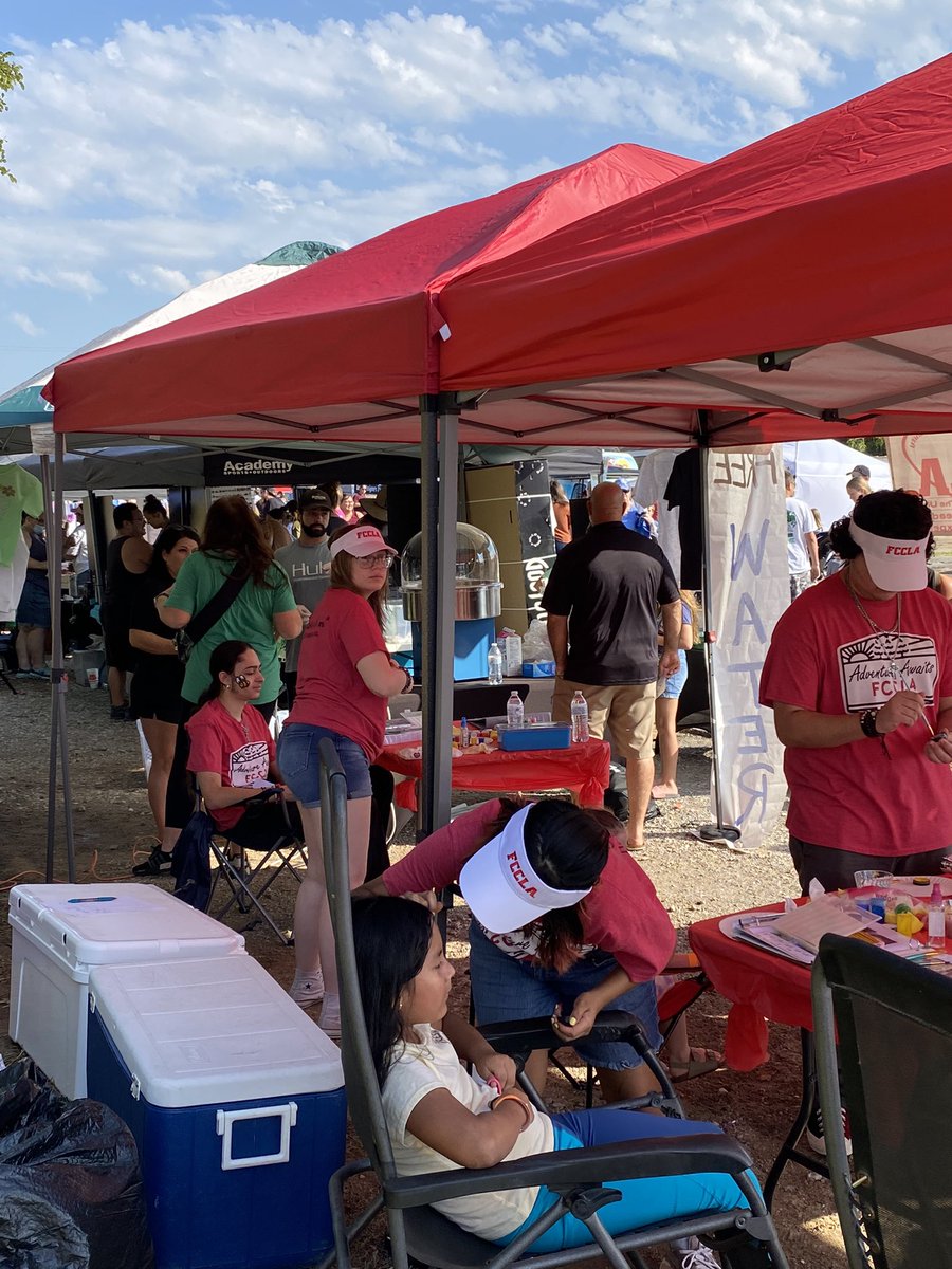 AzleFccla's tweet photo. Azle FCCLA members had fun serving our community’s kids and families with free face painting and cold water. Cool chapter! #GoAzleHornets #azlefccla #azleisd #azlehighschool https://t.co/OiJRVHUs3z