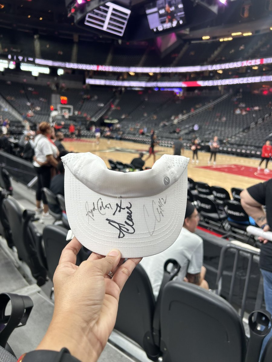 RaxiBabe19's tweet photo. #AllinLv #Aces AC is on!!!! I got an autograph people!!!! AC is ❤️🤍 https://t.co/i3eaP9mciv