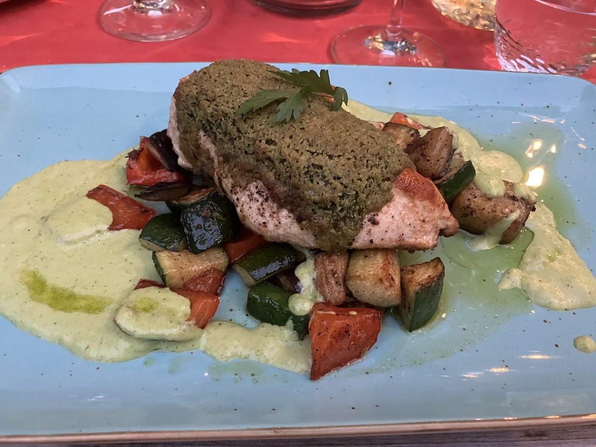#keinkantinentweet gebratene Blutwurst mit Bratkartoffeln und Spiegelei (<a href="/Mithos1987/">Tuktuk</a> rate wer das isst) und Hähnchenbrust mit Kräuterkruste und mediterranem
Gemüse