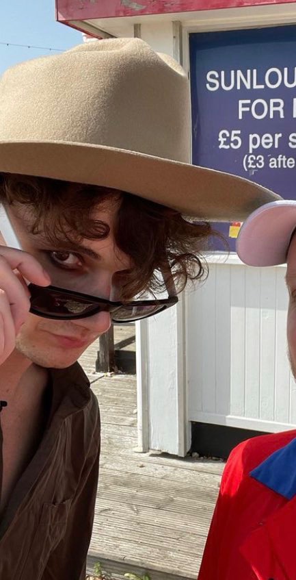 8BitVictorian's tweet image. EVERYBODY STAY CALM (is not fucking calm)