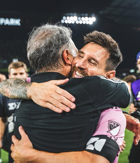 VSportsTM's tweet photo. "La Selección está en lo suyo y nosotros en lo nuestro. No me parece prudente hablar con Scaloni. Messi sabe que tiene que cumplir allá y cuando vuelva lo hará acá. Cuando está en la cancha, todos somos mejores. Él es protagonista y nosotros actores de reparto".

🗣️ Tata Martino. https://t.co/beS1d3KwJe