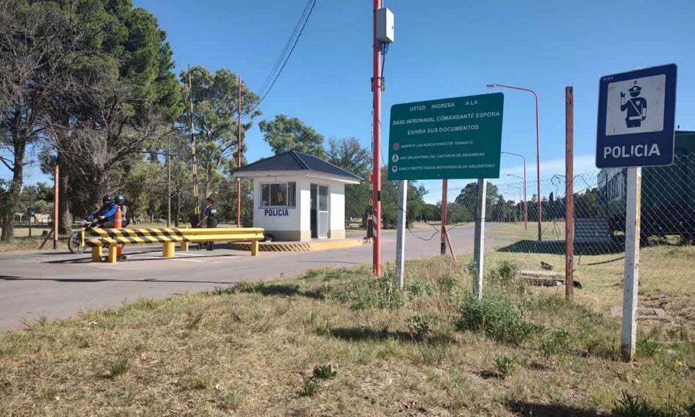labrujula24's tweet photo. Una comisión que estudia los ovnis llegará a Bahía por lo ocurrido en la Base Espora #Radio #BahíaBlanca #baseespora #comisión #ovni https://t.co/zTF3OaRkvW https://t.co/o7OCuXgmZc
