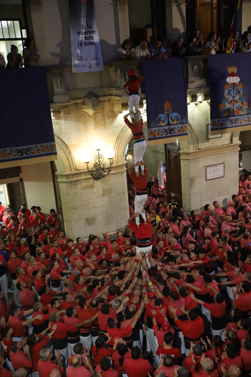 JovesValls's tweet photo. Abans d'iniciar l'actuació de la Diada Nacional de Catalunya, a #Valls, alcem un pilar en memòria i record a la companya de @capgrossos, la Roser Herreros "Herre", que ens va deixar aquest divendres. 
Un petó al cel, sempre et tindrem present.

📸 Roser Giner 

#castells https://t.co/n0Bs4E3Hnu