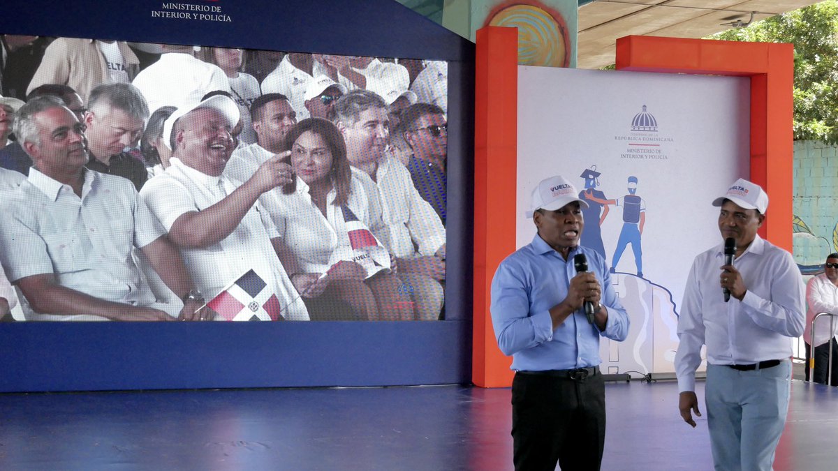 AlcaldiaSDO's tweet photo. En la actividad estuvieron presentes funcionarios del gobierno central y local; destacadas personalidades de arte, cultura, deportes y de entretenimiento. 🌟

#AlcaldiaSDO #DeVueltaAlBarrio https://t.co/M8HE0h0P6d