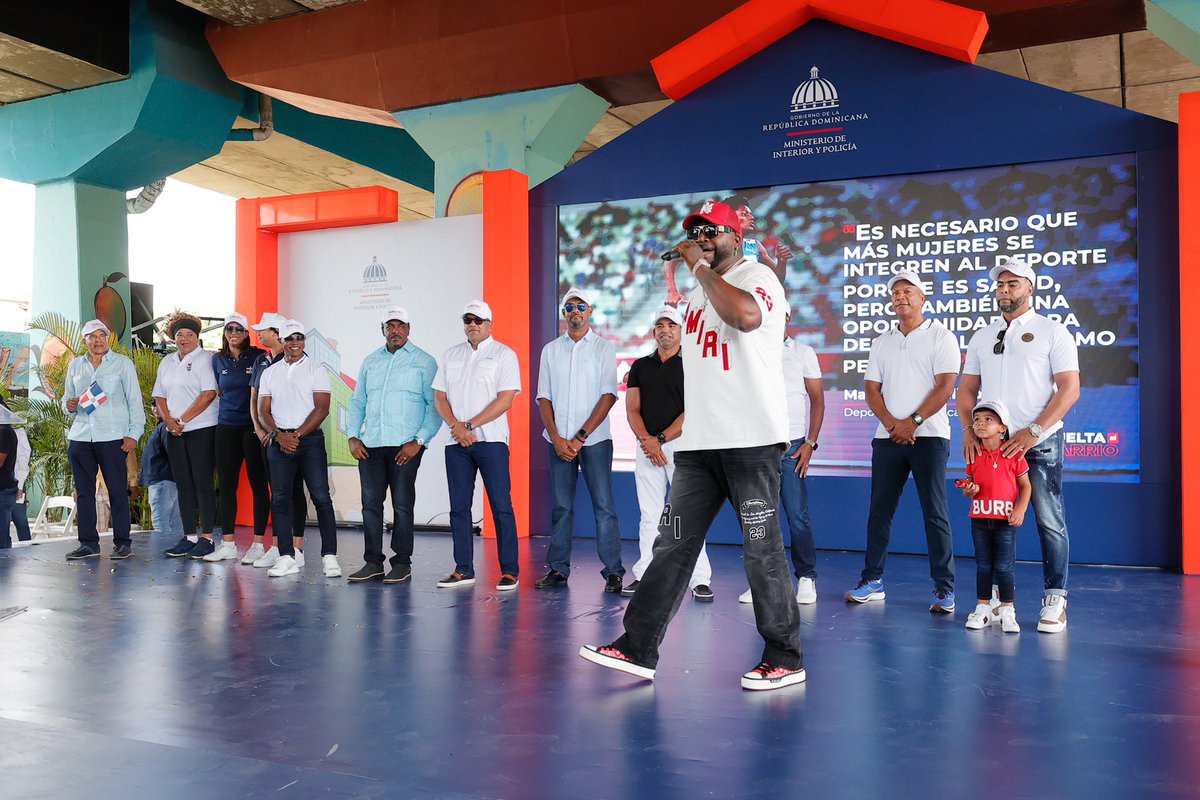AlcaldiaSDO's tweet photo. En la actividad estuvieron presentes funcionarios del gobierno central y local; destacadas personalidades de arte, cultura, deportes y de entretenimiento. 🌟

#AlcaldiaSDO #DeVueltaAlBarrio https://t.co/M8HE0h0P6d