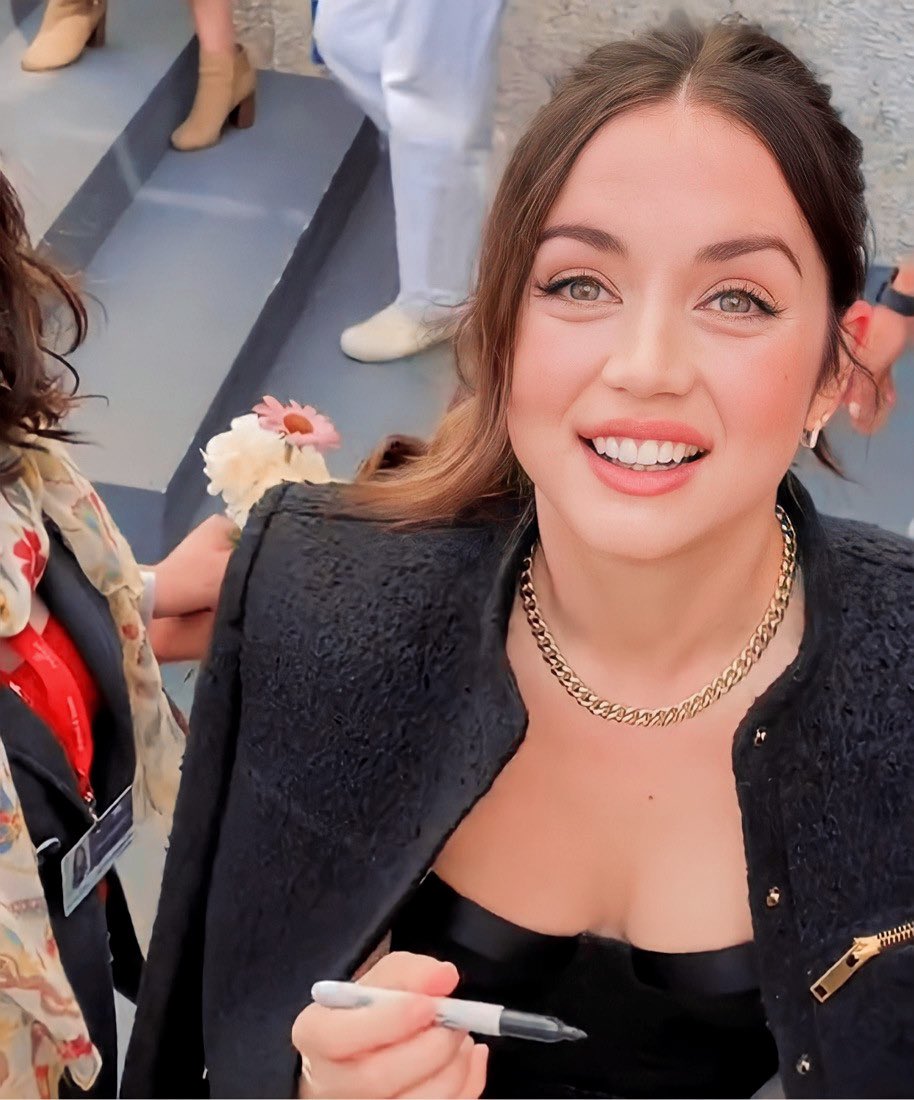 The emotion on her face that day ✨ 
Ana de Armas in Blonde’s press day at #venicefilmfestival last year 💛