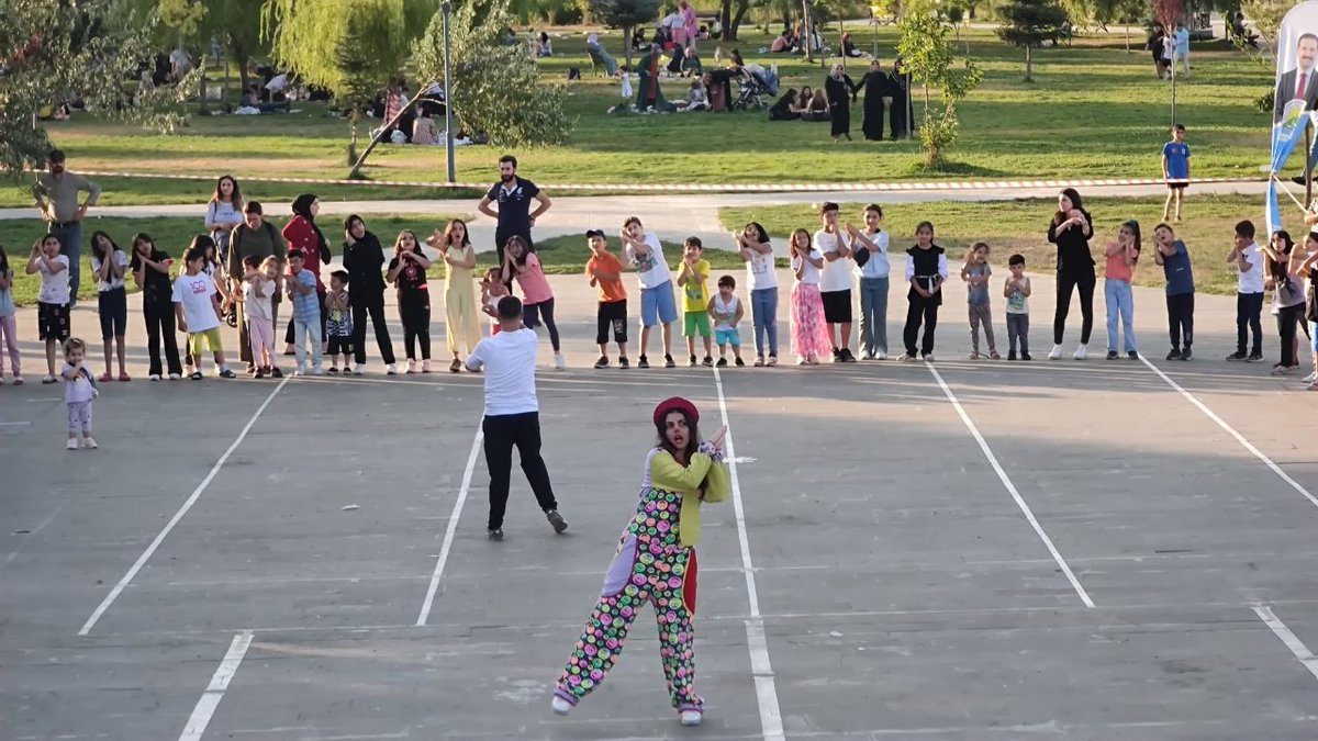 Çocuklarımız Yaz Boyunca Doyasıya Eğlendi.

2 ay boyunca hafta içi Mahallelerde ve hafta sonları ise parklarımızda gerçekleştirdiğimiz çocuk şenliklerine aileleri ile birlikte katılan binlerce çocuk unutulmaz anlar yaşadı.🤗❤️
<a href="/EminGeylani/">Mehmet Emin GEYLANİ</a> @TatvanBld