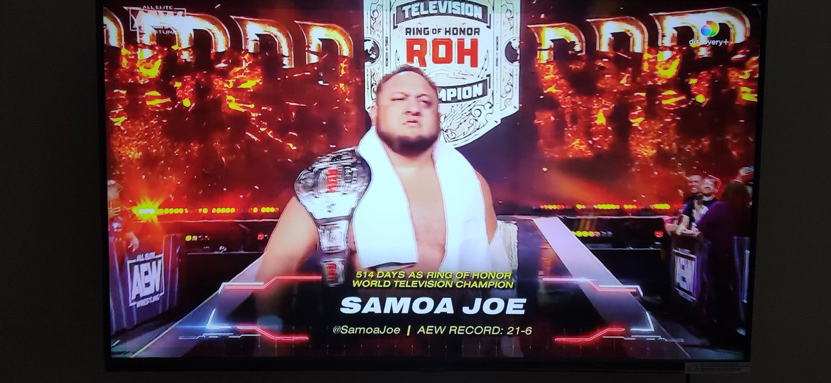 I just love the way @SamoaJoe just lets the title rest on his shoulder, even with a towel. No worries of the title falling. Joe is a big dude #samoajoe #AEW #AEWCollision #AEWDynamite