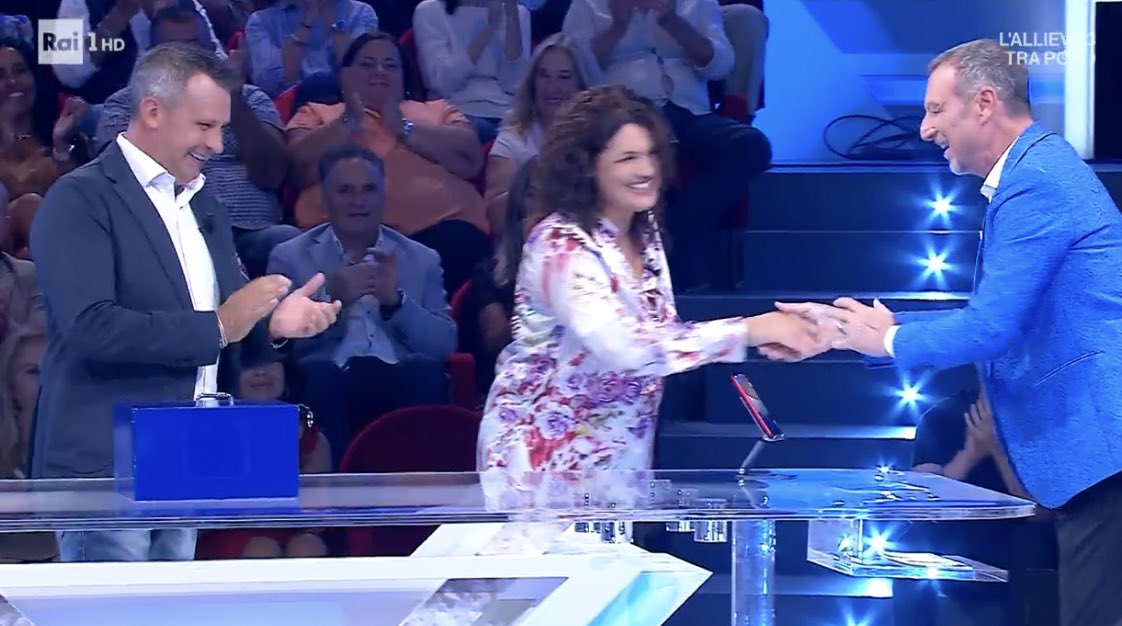 Cinguetterai's tweet photo. Quel senso di comfort nel ritrovare Amadeus tutte le sere su Rai 1.

E il ritorno di #AffariTuoi nel Teatro delle Vittorie. https://t.co/RW4aZLYD4z