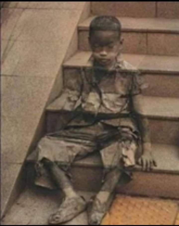 Öbür tarafın cennetini bilmem.
Tek bildiğim bu dünyanın bir cehennemi var.
Yaşıyoruz...
Özdemir Asaf...