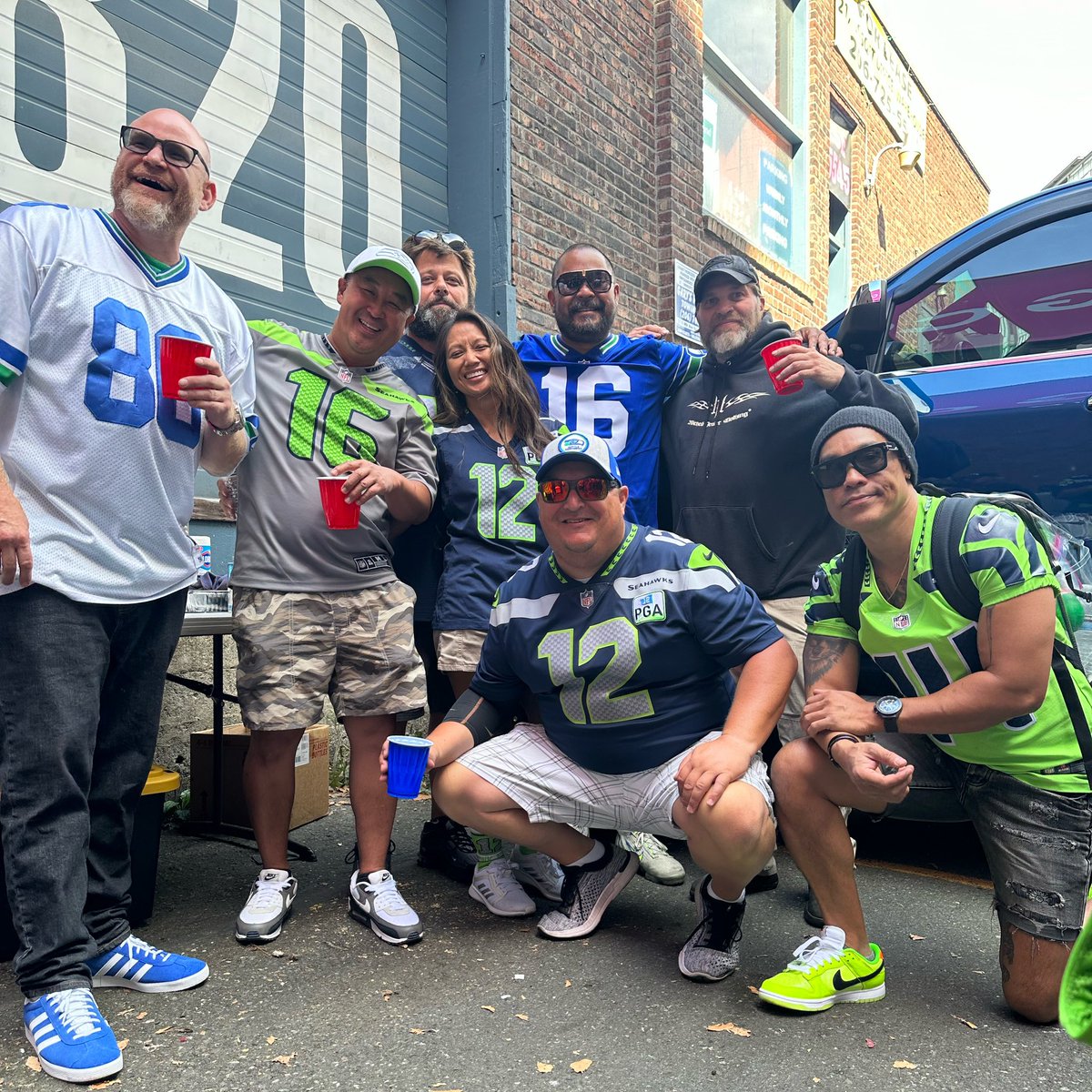 With the OG 12 Crew. It’s about to get LOUD vs Rams. . #12s #Fitness #Super12 #Superhawk #gymmotivation #fitnessmotivation #pnw #tattoo #backtattoo #twelfie #beach #upperleftusa #weightlifting #citylife #seattle #NFL #seavsla