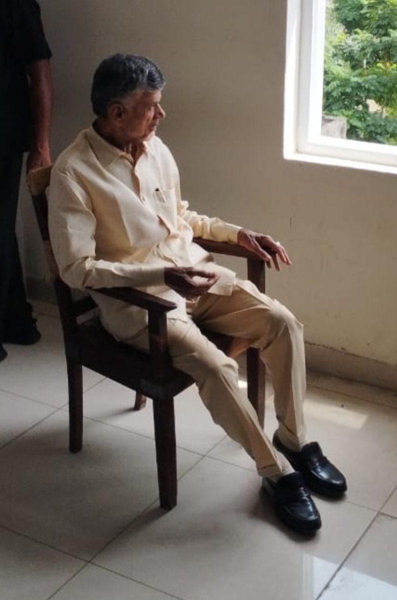 IDivi_SP's tweet photo. A sadistic dictatorship cannot ruin the spirit of a visionary leader. 

You try however cruel you can , in the end you would only witness a phoenix rise to victory from the ashes !!
#PeopleWithNaidu 
#WeStandWithCBNSir 
#StopIllegalArrestOfCBN https://t.co/lOLzwzLRh8