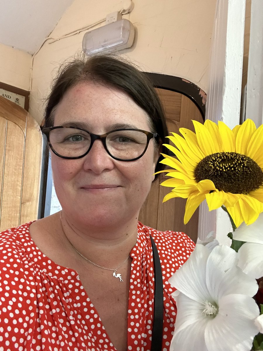rach_hopkins's tweet image. What a weekend out &amp;amp; about with the brilliant Alistair Strathern in #MidBeds. 

Clear message from many people in #Flitwick and #Ampthill that it’s time for change and they’re switching to vote Labour and #Ali4MidBeds

(Love my sunflower posy from the #Pulloxhill village show!)