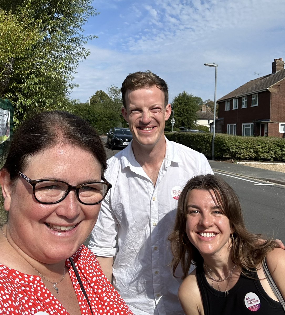 rach_hopkins's tweet image. What a weekend out &amp;amp; about with the brilliant Alistair Strathern in #MidBeds. 

Clear message from many people in #Flitwick and #Ampthill that it’s time for change and they’re switching to vote Labour and #Ali4MidBeds

(Love my sunflower posy from the #Pulloxhill village show!)