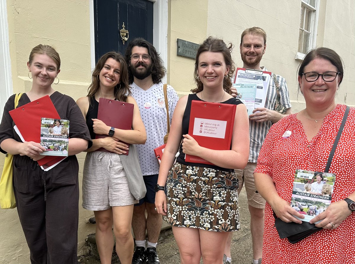 rach_hopkins's tweet image. What a weekend out &amp;amp; about with the brilliant Alistair Strathern in #MidBeds. 

Clear message from many people in #Flitwick and #Ampthill that it’s time for change and they’re switching to vote Labour and #Ali4MidBeds

(Love my sunflower posy from the #Pulloxhill village show!)